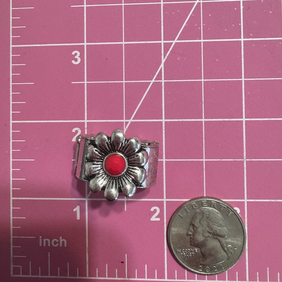 ❤️NWT Boutique Perfect for spring/summer flower stretch ring - Picture 4 of 4